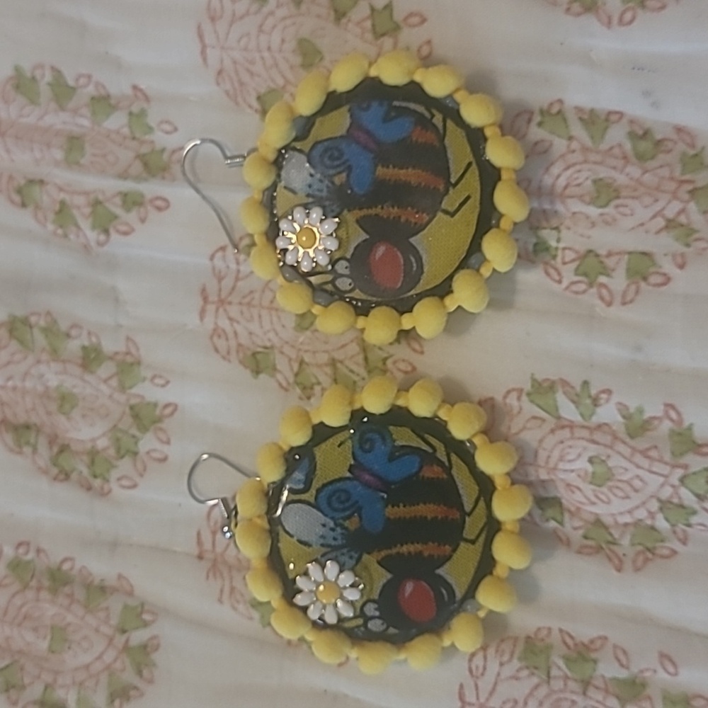 Yellow Red & Black Vintage Charm Bee W/Daisy Charm Earrings 3 Pair $15